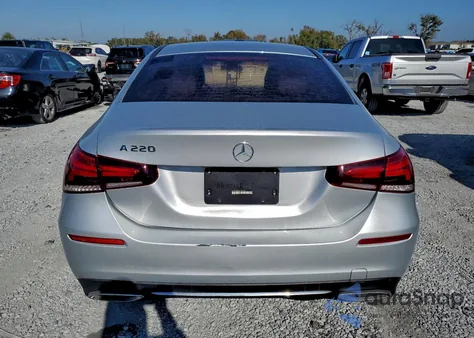 2021 Mercedes-Benz A 220 z USA, uszkodzony, nr VIN W1K3G4EB8MJ287443